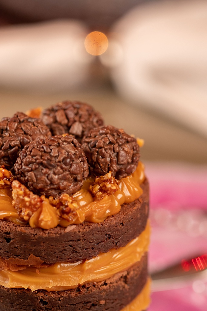 TORTA BROWNIE COM DOCE DE LEITE, PRALINÊ E BRIGADEIROS