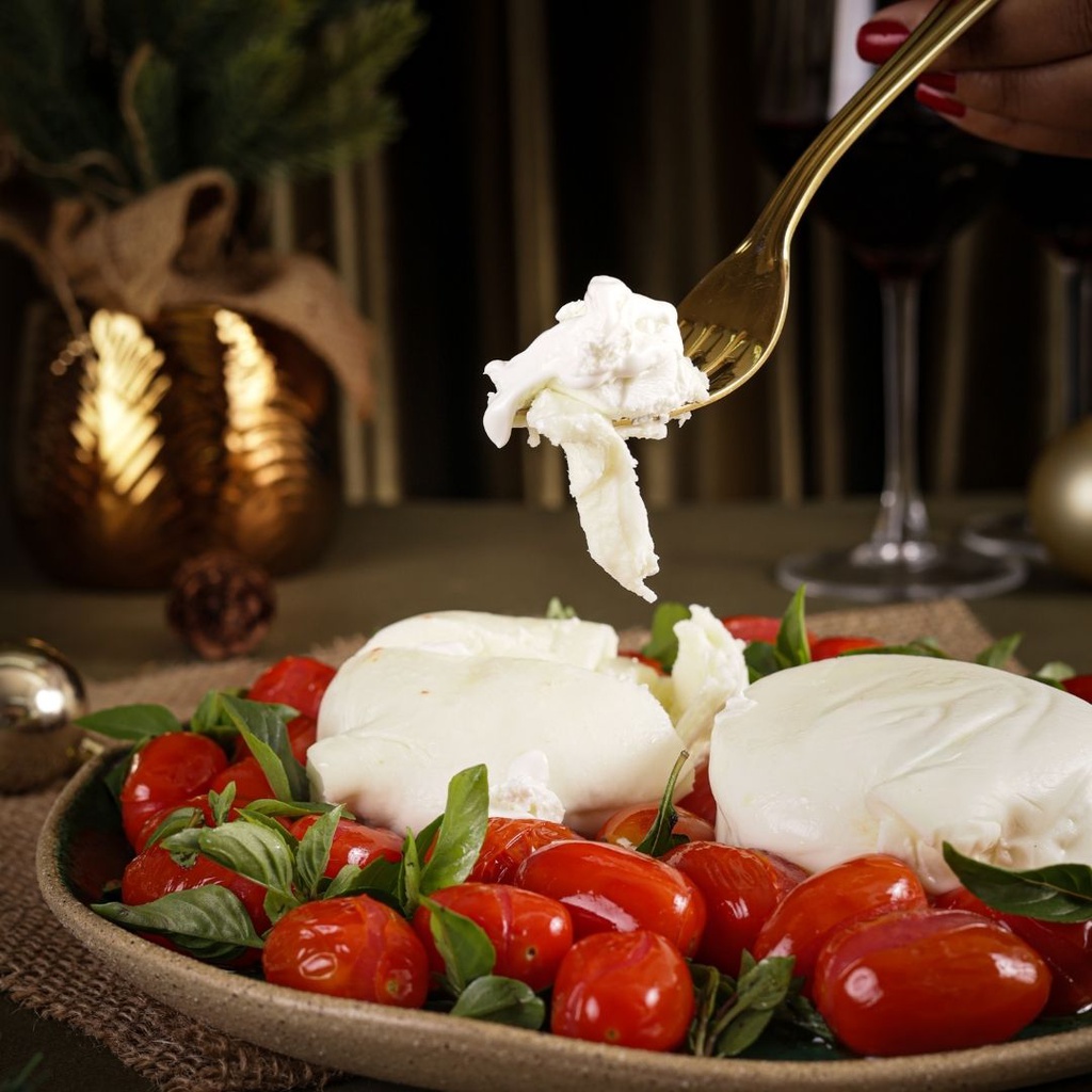 DUO DE BURRATA COM TOMATE CONFIT E MANJERICÃO