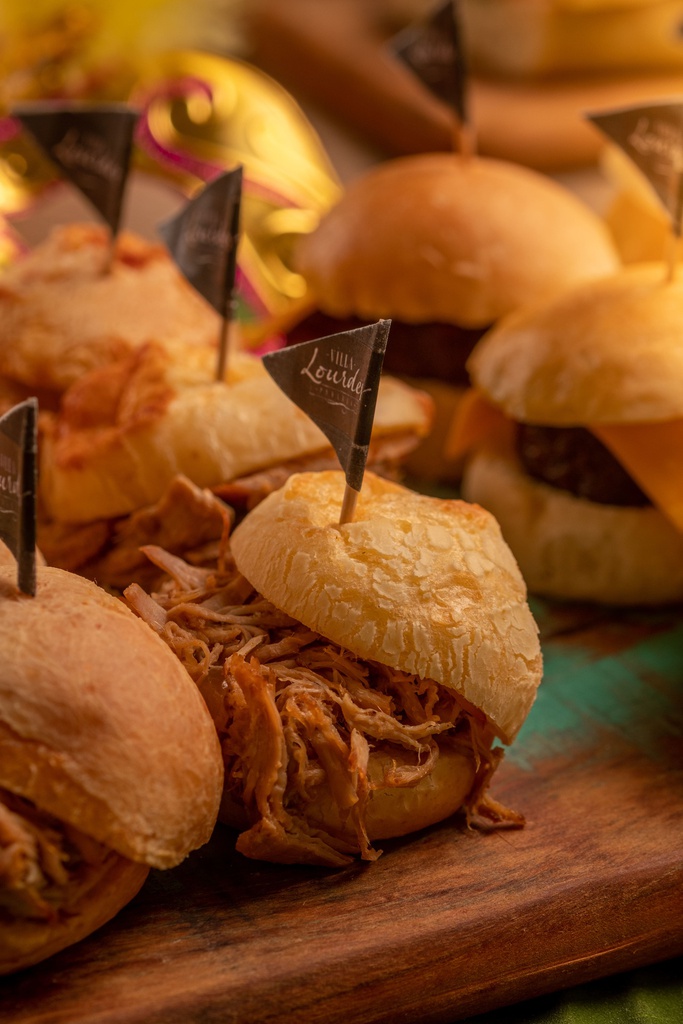 MINI SANDUICHE PÃO DE QUEIJO COM PERNIL