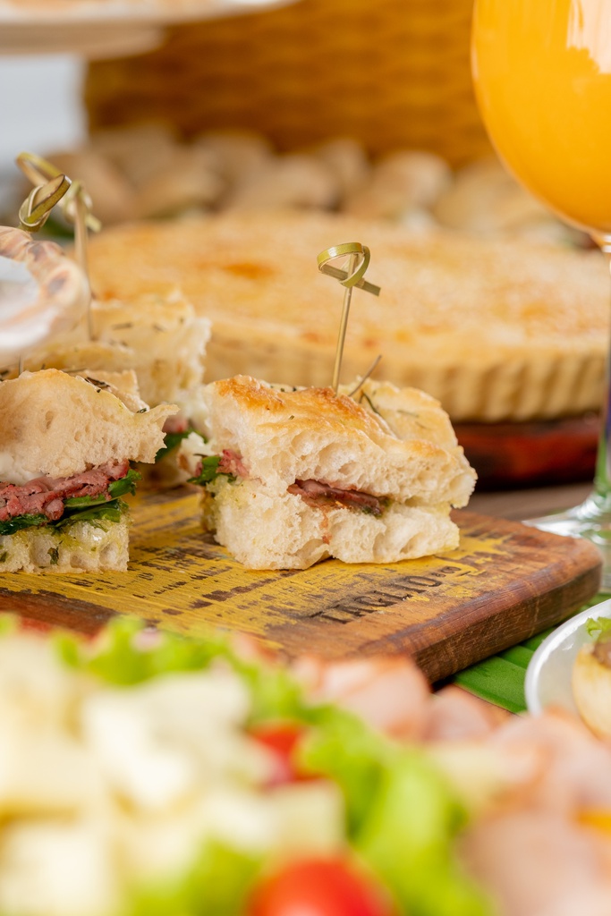 MINI SANDUÍCHE DE FOCACCIA COM ROSBIFE DE LAGARTO