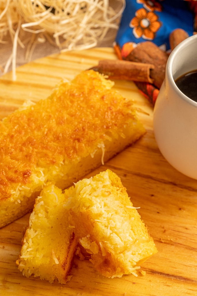 BROA DE FUBÁ COM QUEIJO E COCO